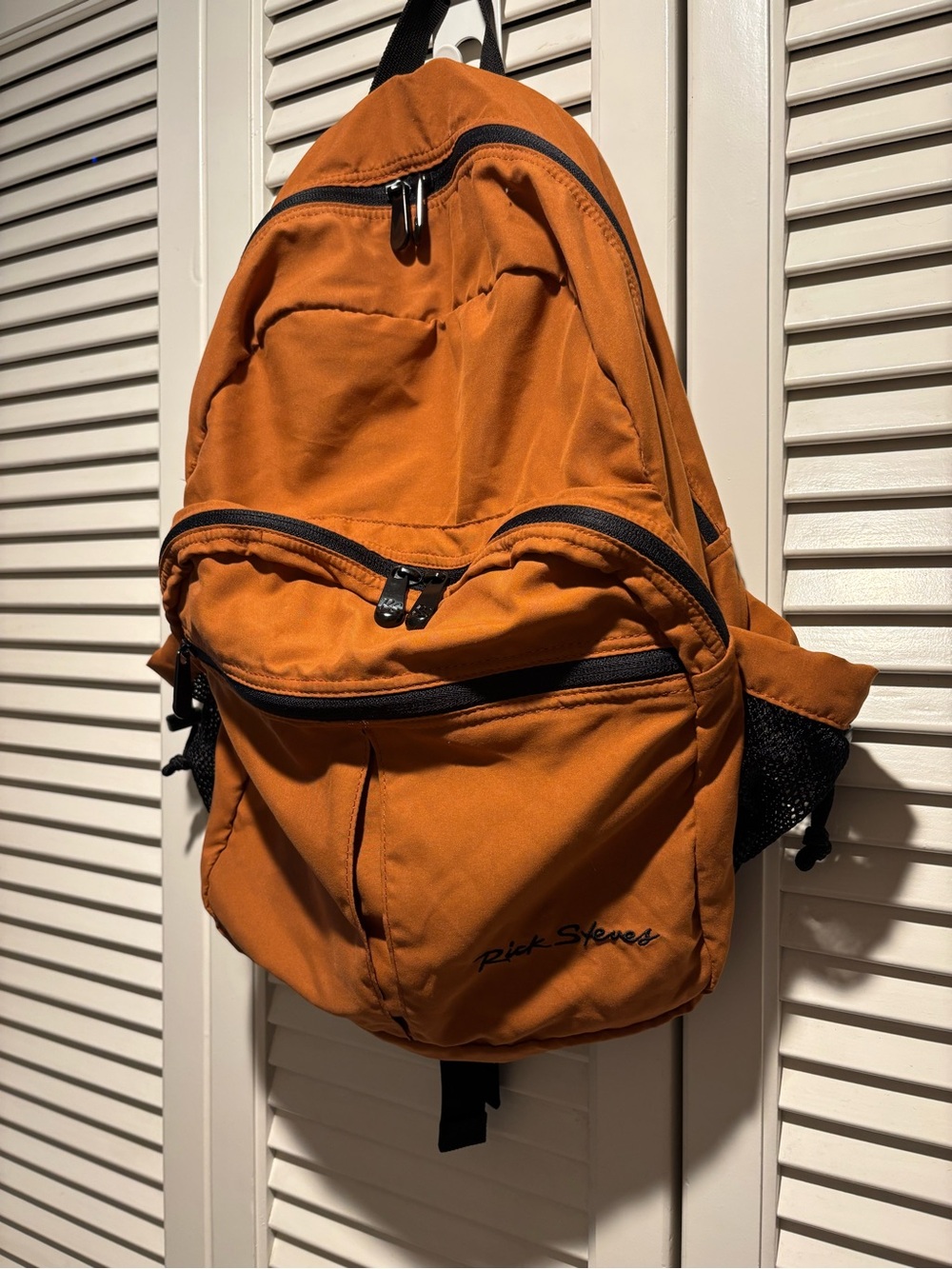 Rick Steves Civita Day Pack & Brookstone Travel Pouch Set - Picture 4 of 9